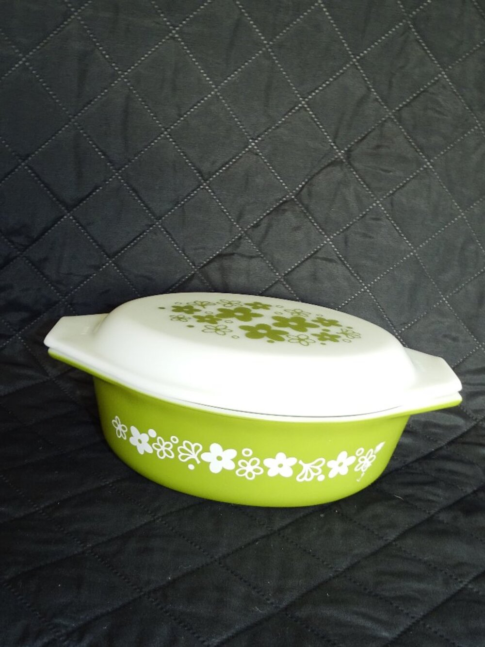 Avocado and White 1 1/2 Quart Pyrex Covered Oval Serving Dish  Never Used